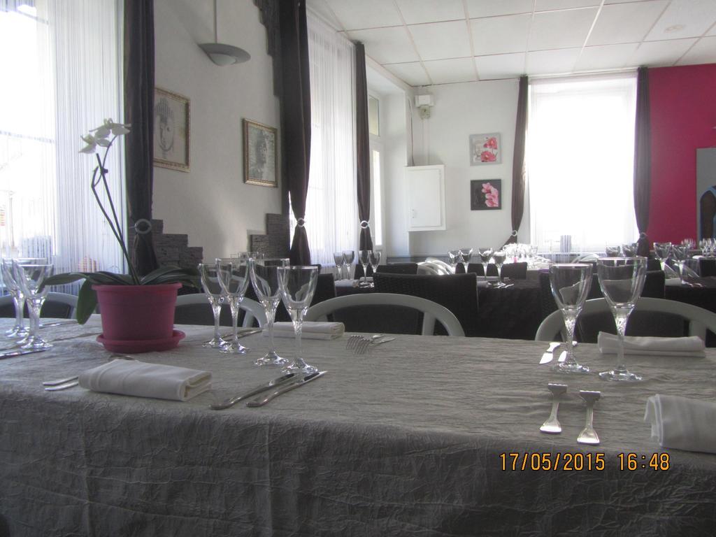Logis Hotel Au Croissant Buzancais Экстерьер фото