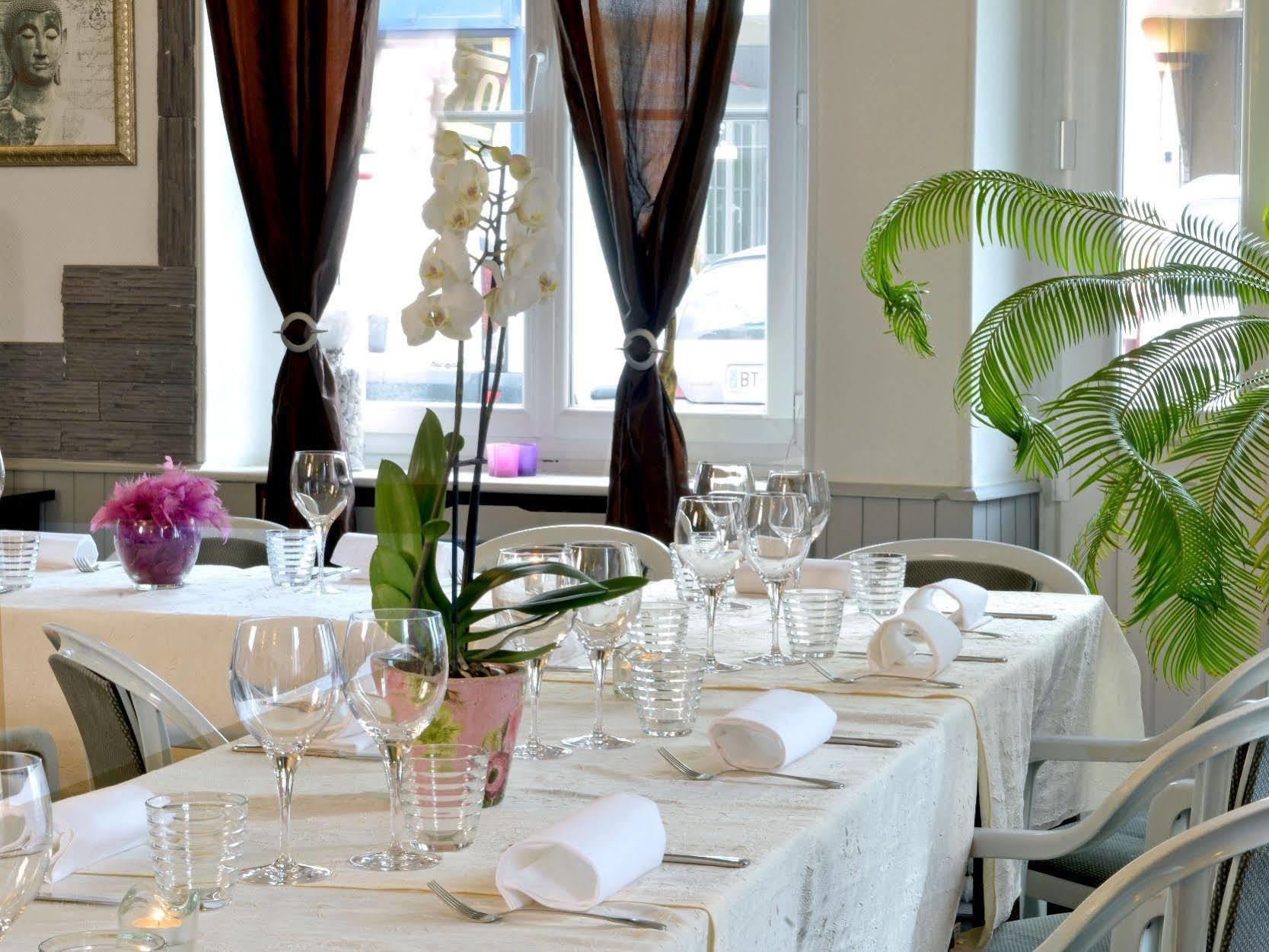 Logis Hotel Au Croissant Buzancais Экстерьер фото